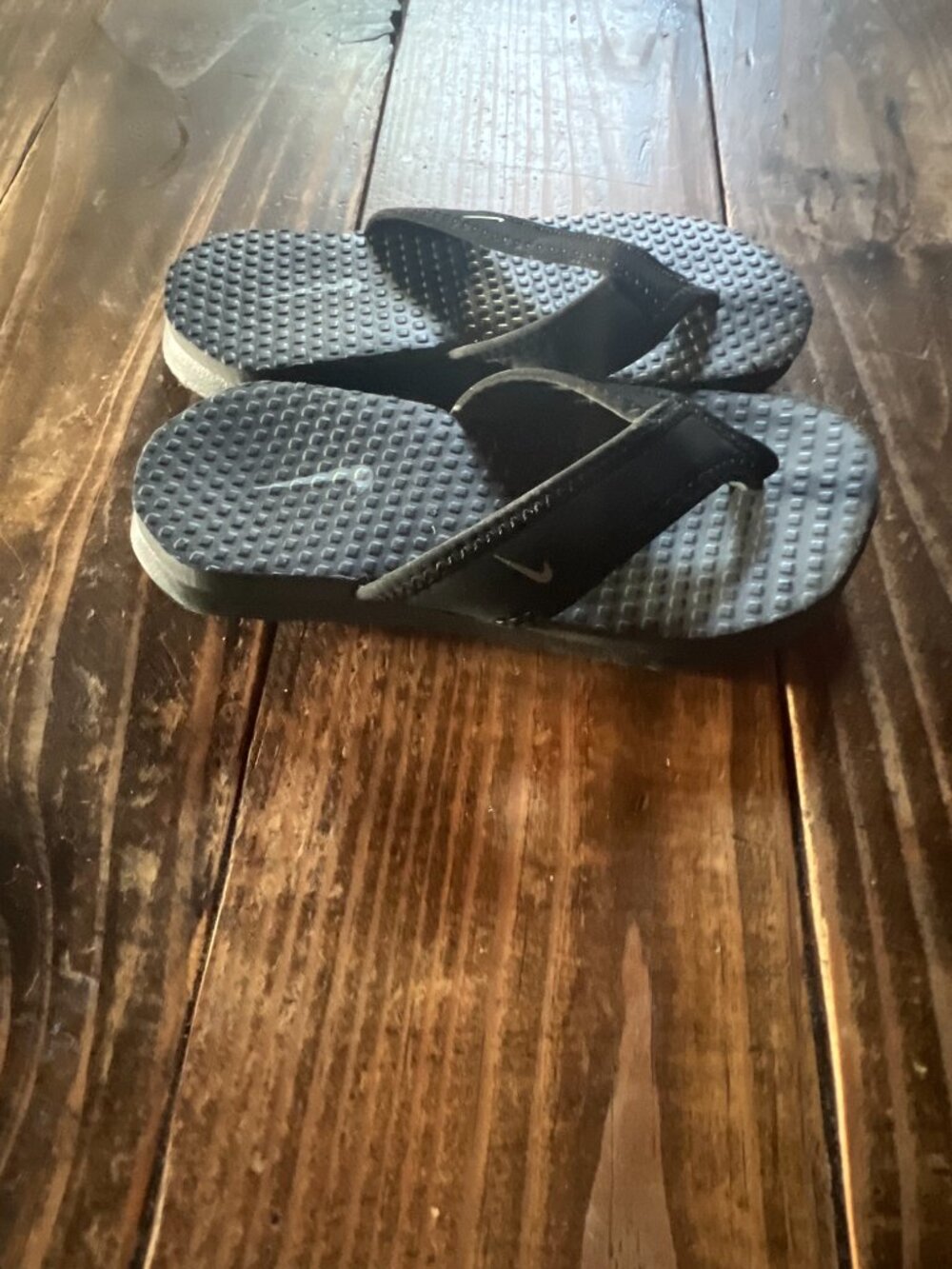 Boy size 11 Nike Flip Flops - Picture 2 of 4